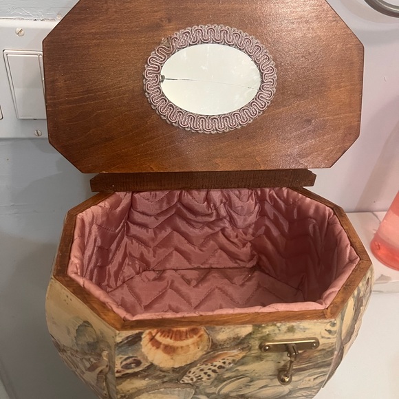 Seashell Patterned Octagonal Handbag - Picture 5 of 5